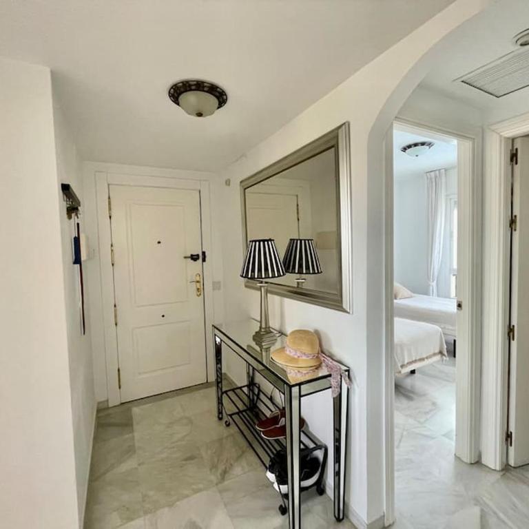 Moderno Apartamento con terraza y vista al mar a 5 min Pto. Banús - Apartamento de 2 dormitorios - 8