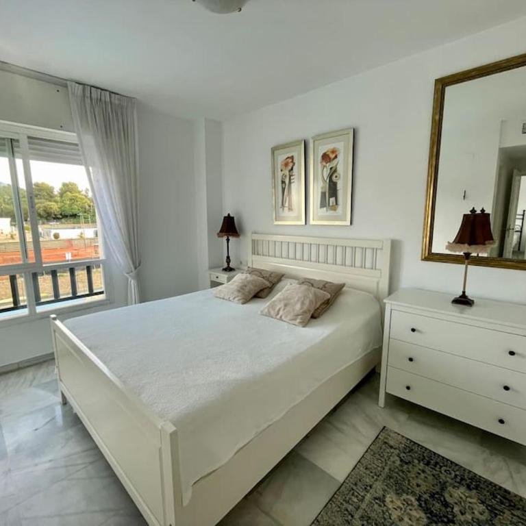 Moderno Apartamento con terraza y vista al mar a 5 min Pto. Banús - Apartamento de 2 dormitorios - 4