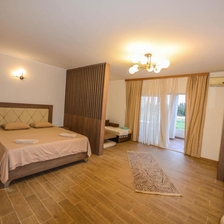 SUNLIGHT - Family Room with Balcony - 2