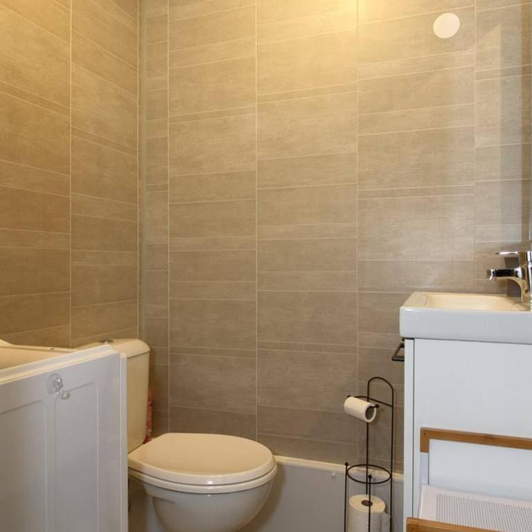 Spacieux T2 rénové proche étang de Thau, climatisé, terrasse, parking, WiFi à 800m des thermes - FR-1-553-207 - Apartment - 11