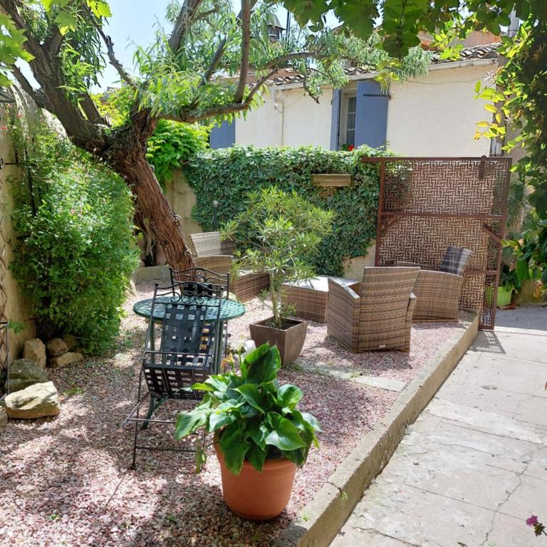 Le Logis des Remparts à l'intérieur de la Cité médiévale, Jardin privé, Parking inclus - Ferienhaus - 6