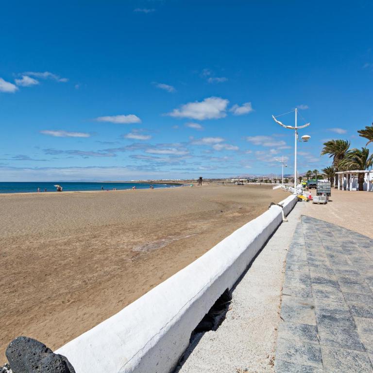 2BR Terrace Home - 10 min walk to the Beach - Two-Bedroom House - 1
