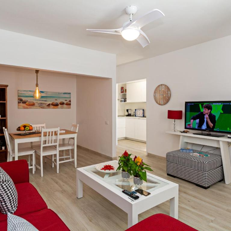 2BR Terrace Home - 10 min walk to the Beach - Two-Bedroom House - 2