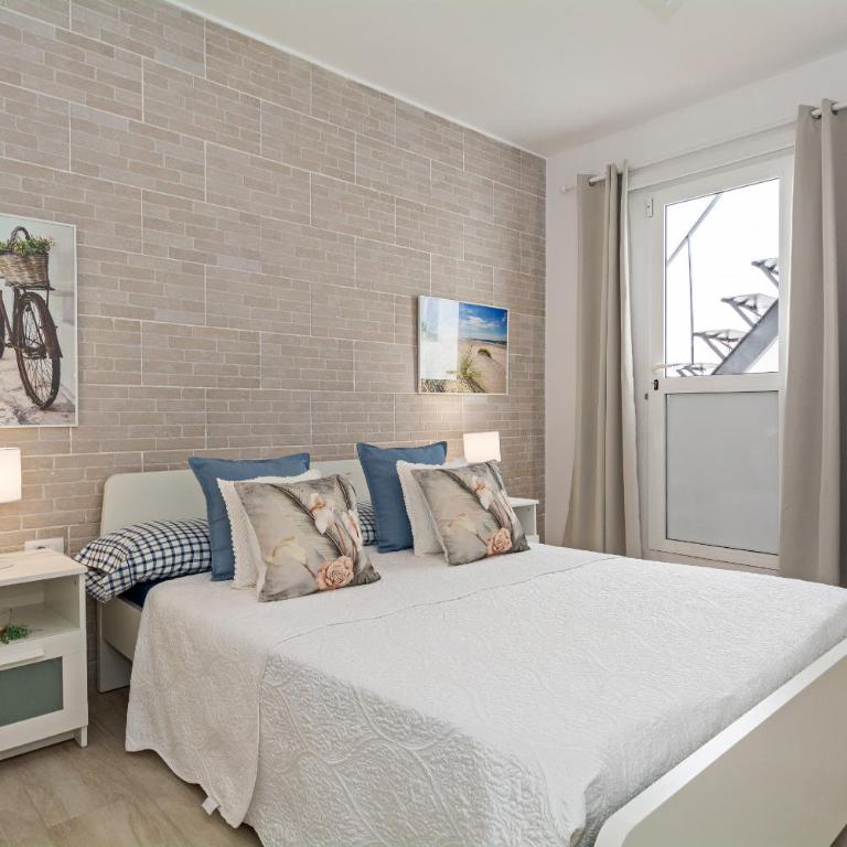 2BR Terrace Home - 10 min walk to the Beach - Two-Bedroom House - 3