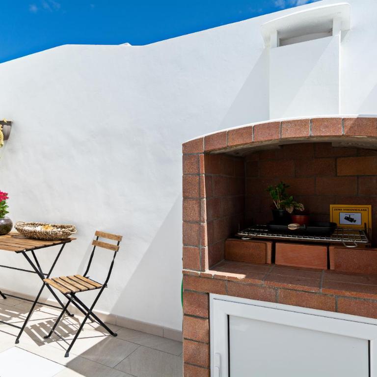2BR Terrace Home - 10 min walk to the Beach - Two-Bedroom House - 4