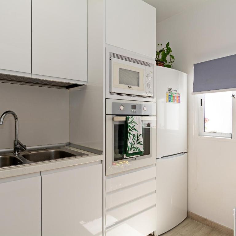 2BR Terrace Home - 10 min walk to the Beach - Two-Bedroom House - 5