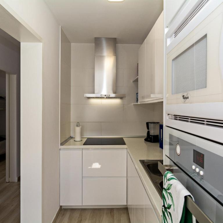 2BR Terrace Home - 10 min walk to the Beach - Two-Bedroom House - 6