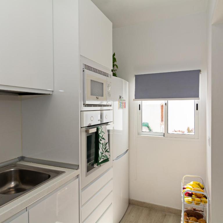 2BR Terrace Home - 10 min walk to the Beach - Two-Bedroom House - 7