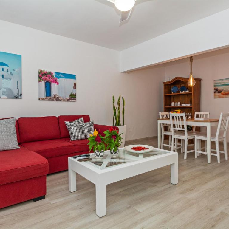 2BR Terrace Home - 10 min walk to the Beach - Two-Bedroom House - 9