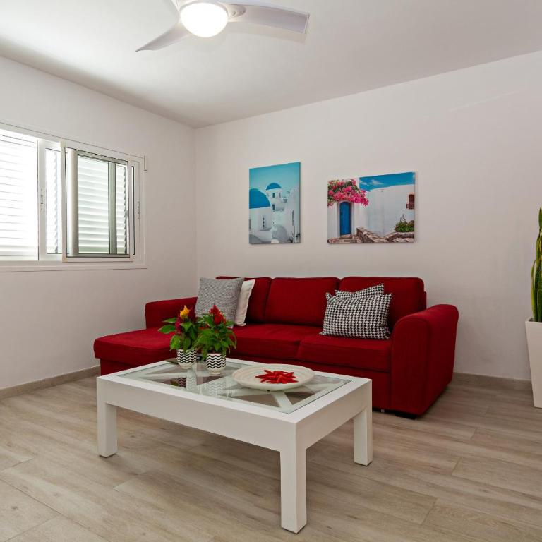 2BR Terrace Home - 10 min walk to the Beach - Two-Bedroom House - 10