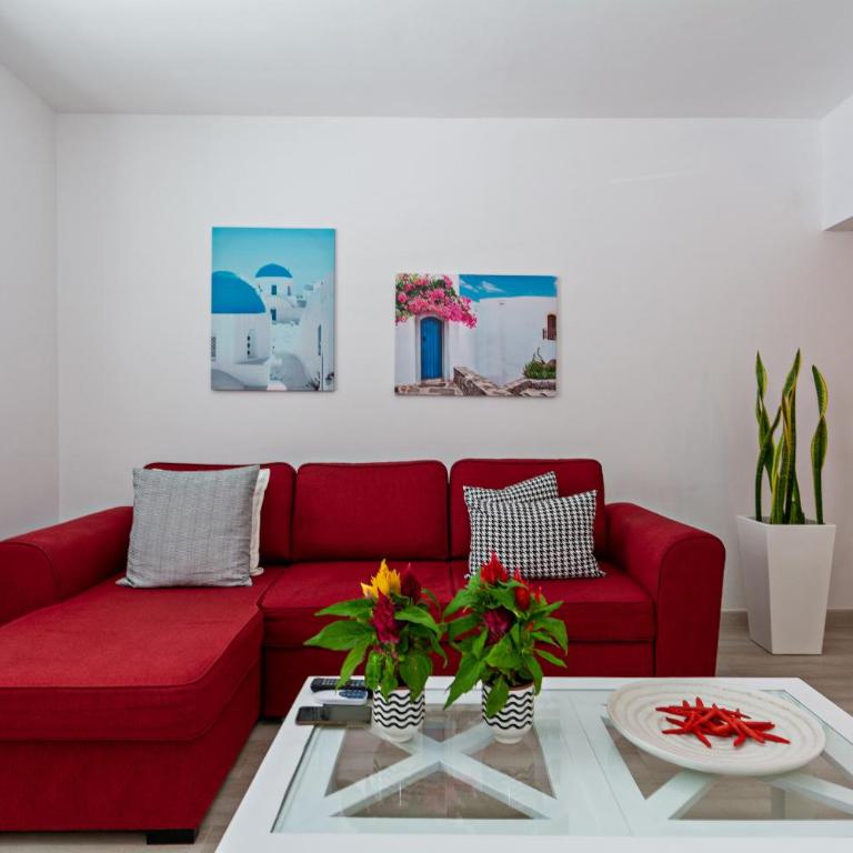 2BR Terrace Home - 10 min walk to the Beach - Two-Bedroom House - 11