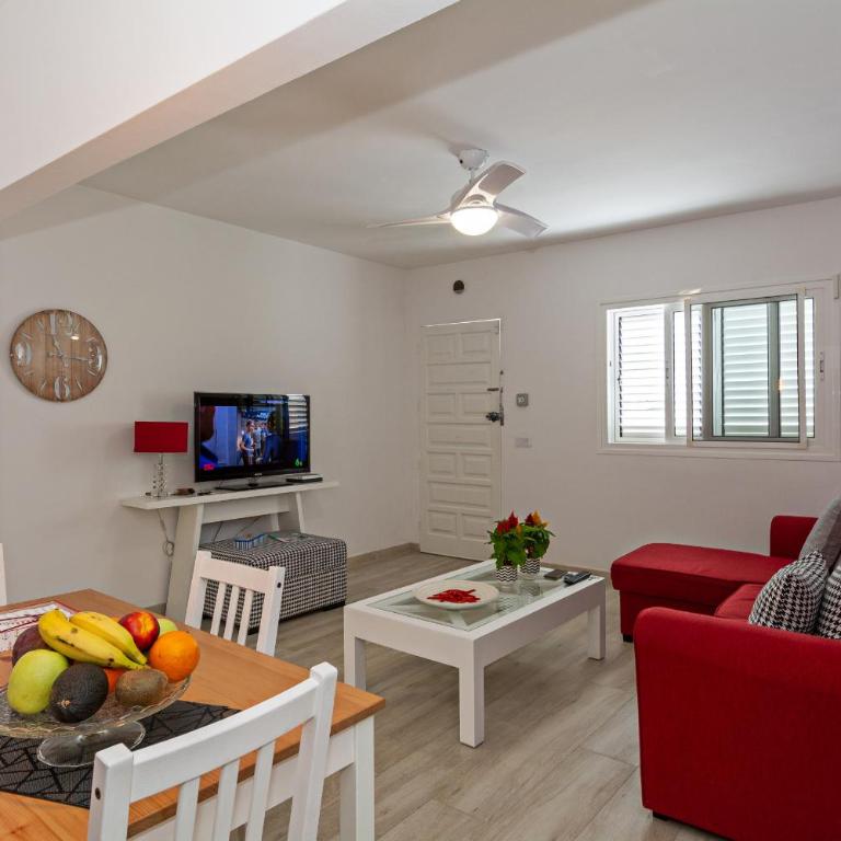 2BR Terrace Home - 10 min walk to the Beach - Two-Bedroom House - 12