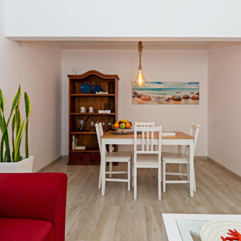 2BR Terrace Home - 10 min walk to the Beach - Two-Bedroom House - 13