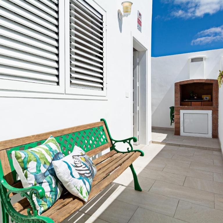 2BR Terrace Home - 10 min walk to the Beach - Two-Bedroom House - 20