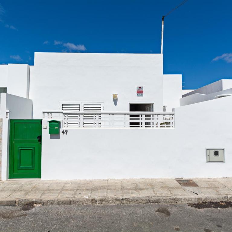 2BR Terrace Home - 10 min walk to the Beach - Two-Bedroom House - 21