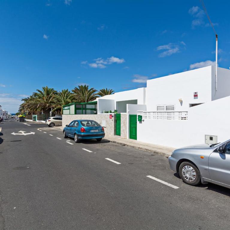 2BR Terrace Home - 10 min walk to the Beach - Two-Bedroom House - 24