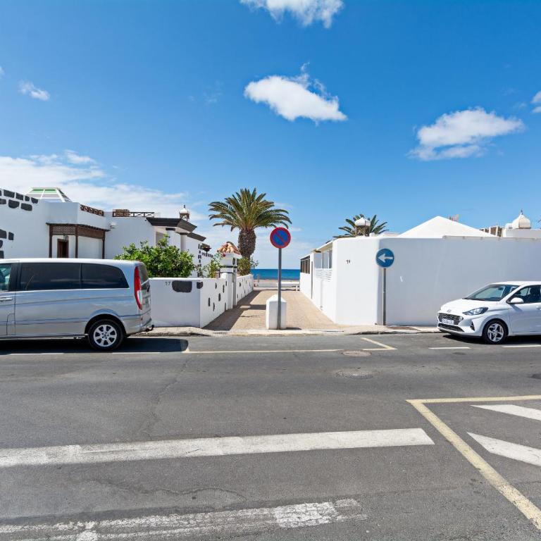 2BR Terrace Home - 10 min walk to the Beach - Two-Bedroom House - 25