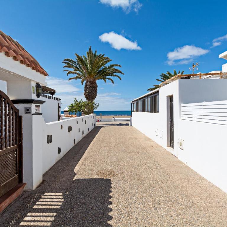 2BR Terrace Home - 10 min walk to the Beach - Two-Bedroom House - 26