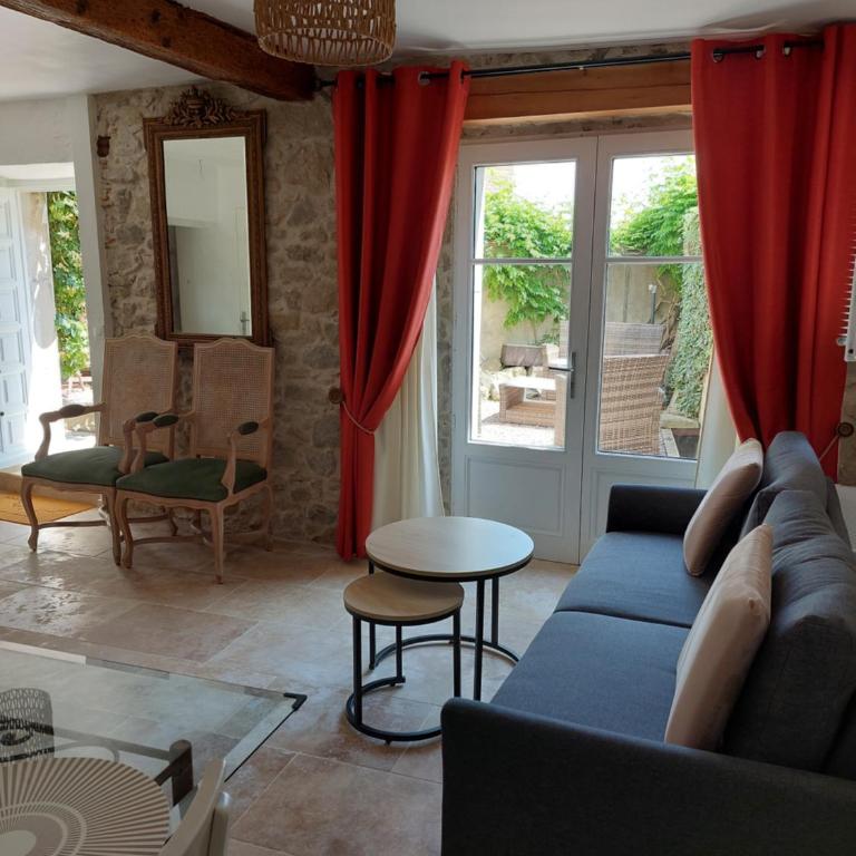Le Logis des Remparts à l'intérieur de la Cité médiévale, Jardin privé, Parking inclus - Ferienhaus - 1
