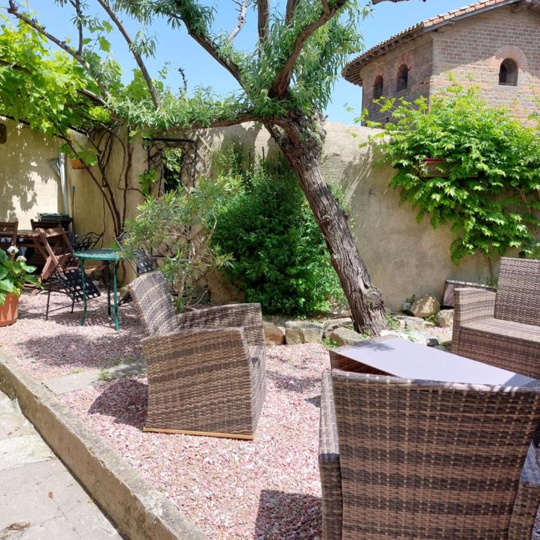 Le Logis des Remparts à l'intérieur de la Cité médiévale, Jardin privé, Parking inclus - Ferienhaus - 11