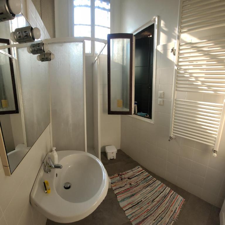 Casa Calle Renier - Camera Matrimoniale/Doppia con Letti Singoli con Bagno in Comune - 11