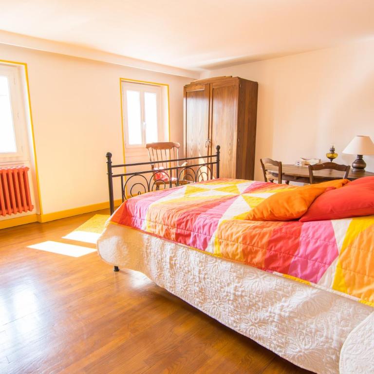 Volets Bleus et Briques Rouges - Apartment - 35