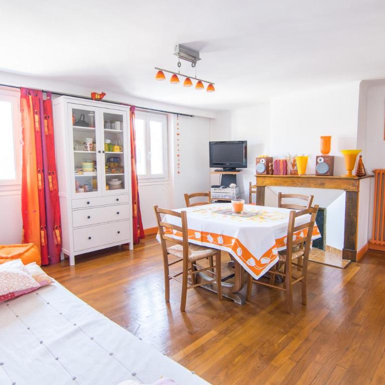 Volets Bleus et Briques Rouges - Apartment - 28