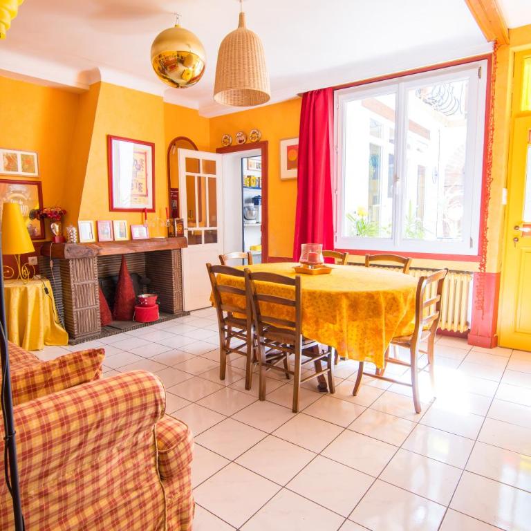 Volets Bleus et Briques Rouges - Apartment - 47