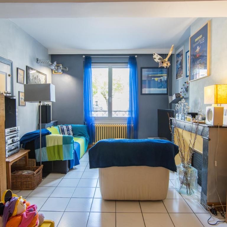 Volets Bleus et Briques Rouges - Apartment - 51
