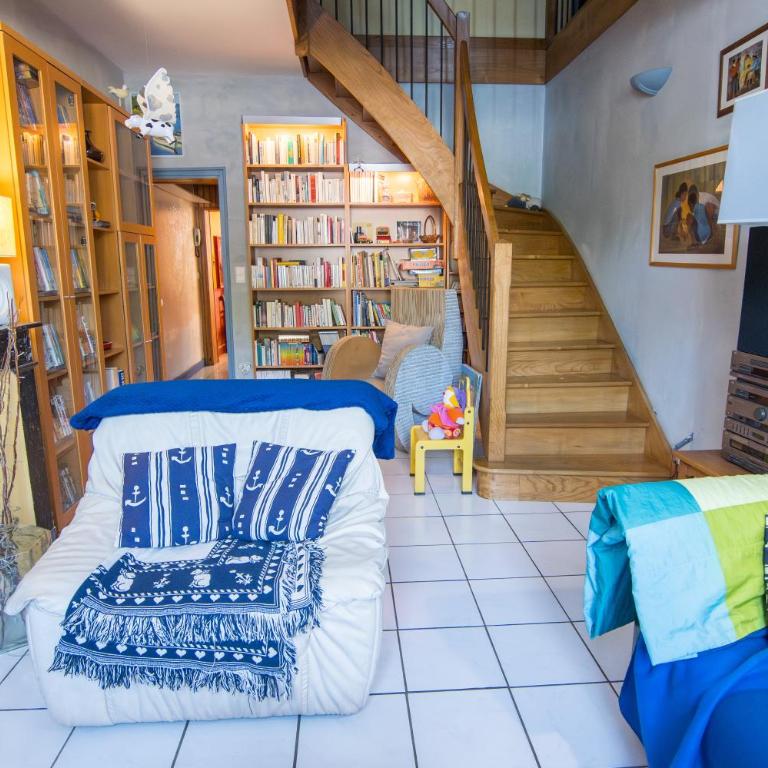 Volets Bleus et Briques Rouges - Apartment - 50