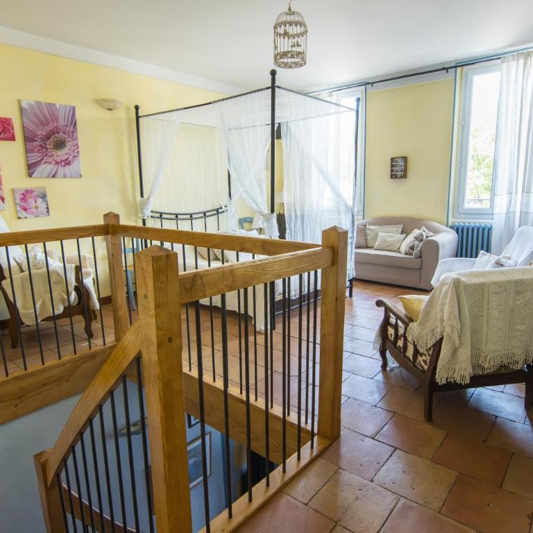 Volets Bleus et Briques Rouges - Apartment - 53