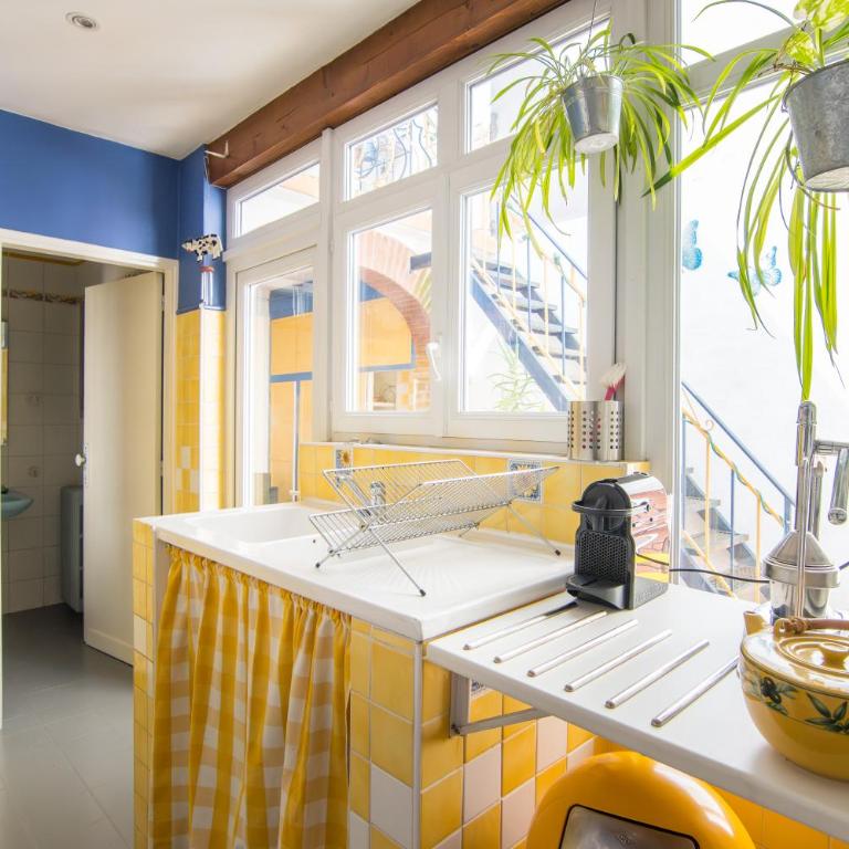Volets Bleus et Briques Rouges - Apartment - 54