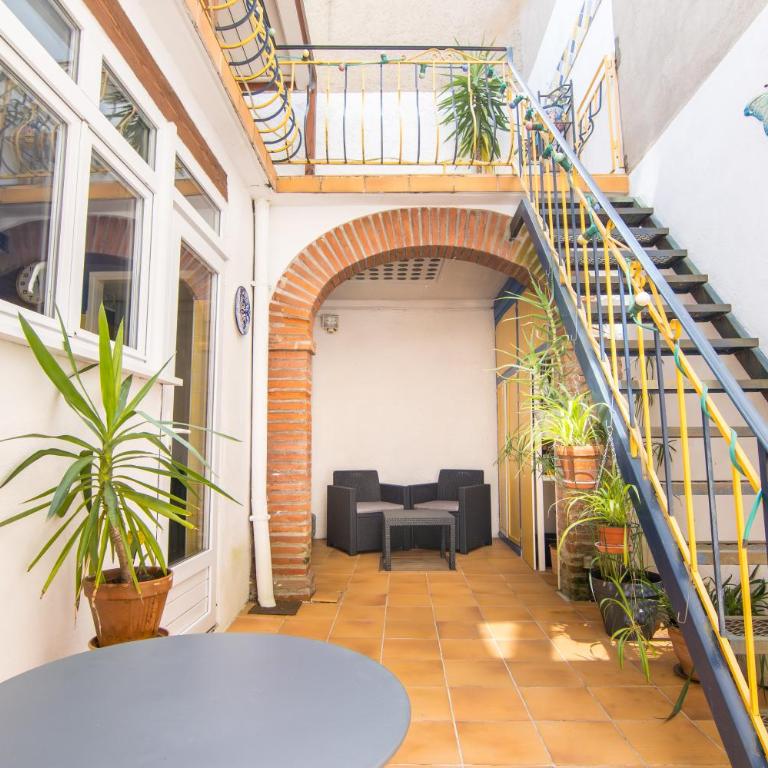 Volets Bleus et Briques Rouges - Apartment - 55