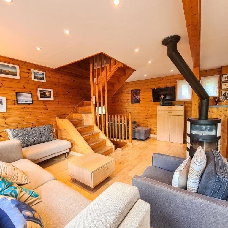 Chalet lumineux avec poêle à bois et WIFI gratuit - 6 à 8 personnes - Garage - Chalet 3 Chambres - 5