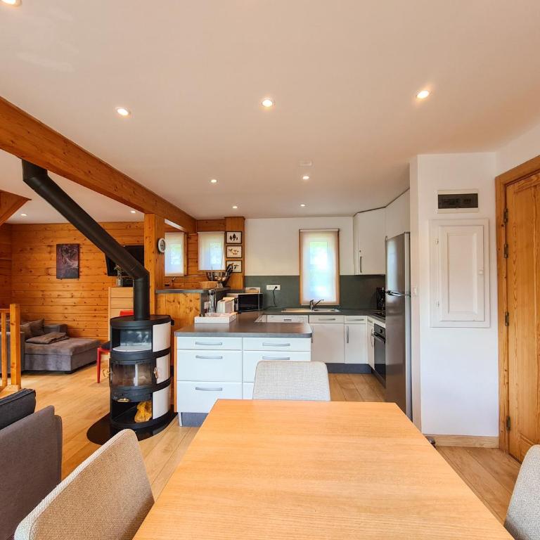 Chalet lumineux avec poêle à bois et WIFI gratuit - 6 à 8 personnes - Garage - Chalet 3 Chambres - 6