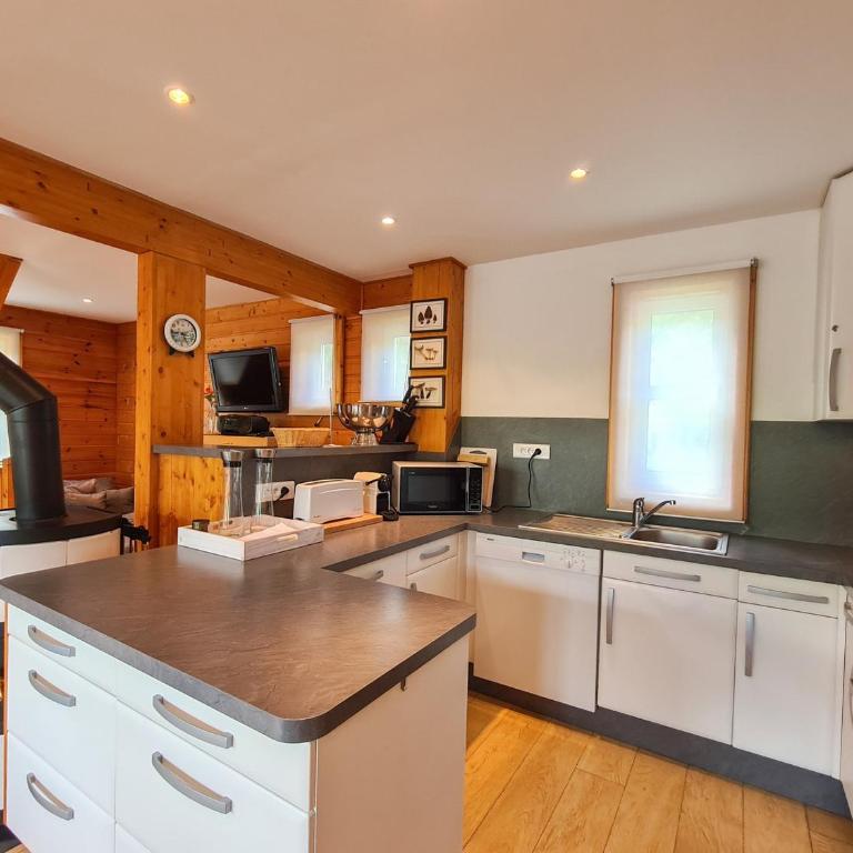 Chalet lumineux avec poêle à bois et WIFI gratuit - 6 à 8 personnes - Garage - Chalet 3 Chambres - 7