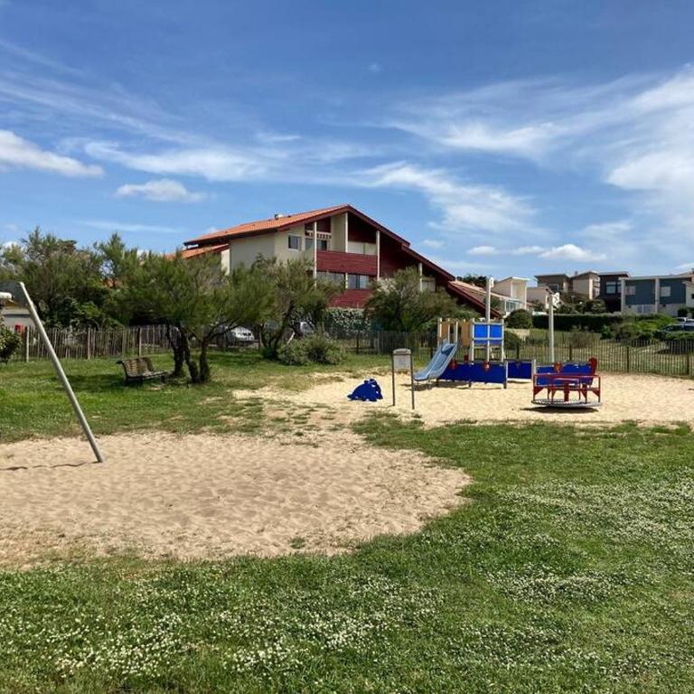 * Jolie villa patio près de la plage des Bourdaines * - Appartement 2 Chambres - 55