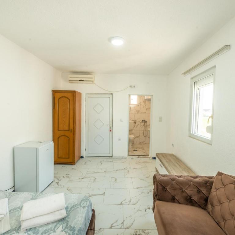 Apartmani Medovic - Trokrevetna Soba sa Balkonom - 3