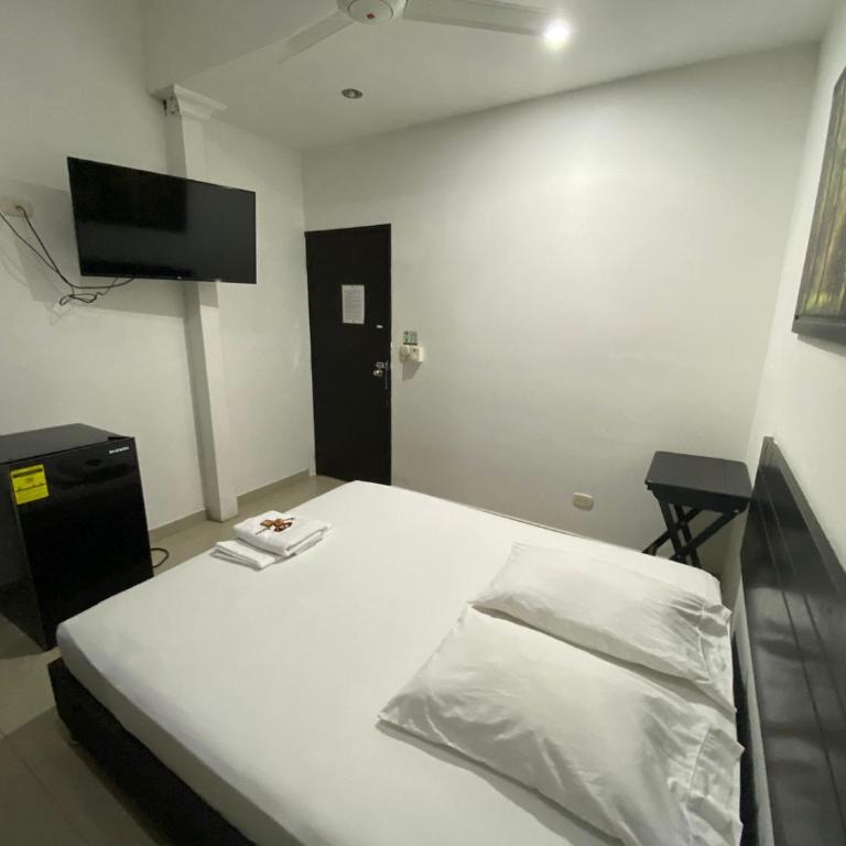 Hotel Malecon Puerto Berrio - Habitación Doble con baño privado - 2