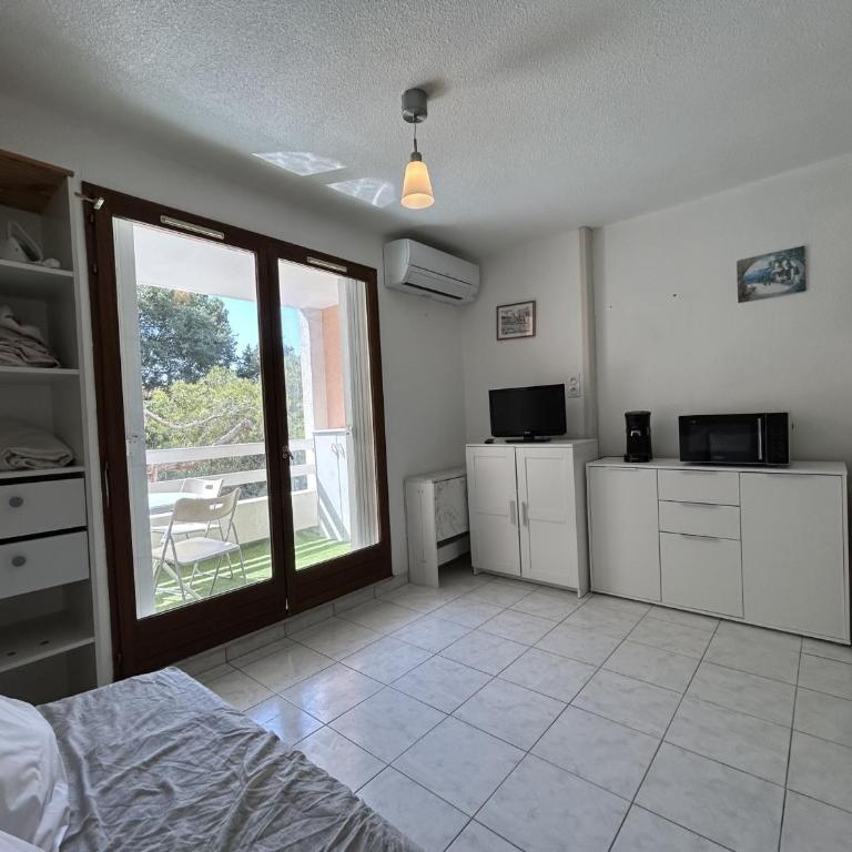 Studio cabine à Sète avec piscine, terrasse, parking privé, à 1km de la plage - FR-1-338-504 - Apartment - 11