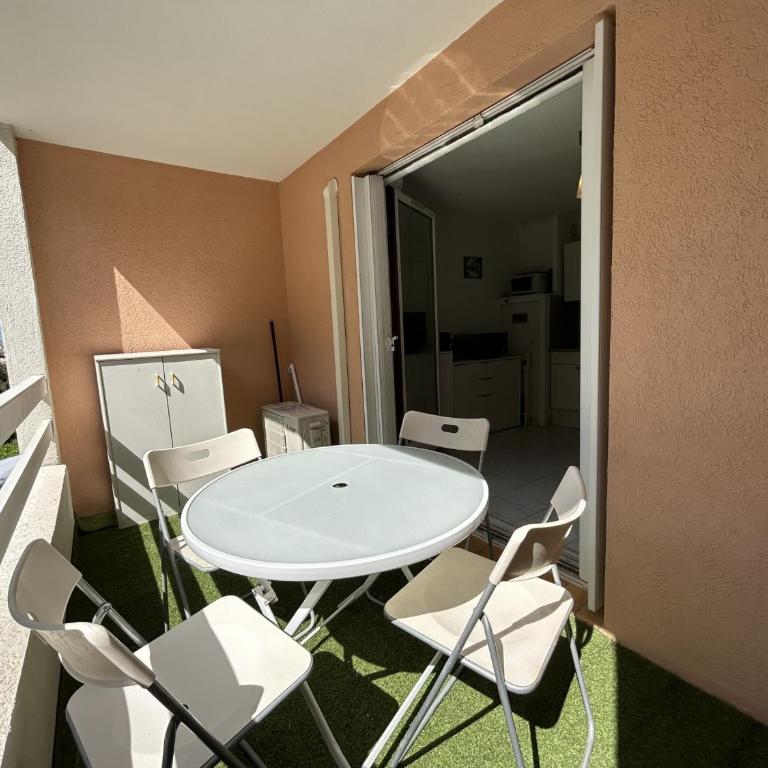 Studio cabine à Sète avec piscine, terrasse, parking privé, à 1km de la plage - FR-1-338-504 - Apartment - 12