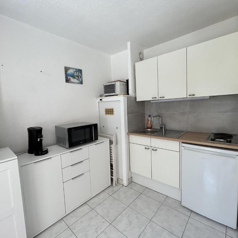 Studio cabine à Sète avec piscine, terrasse, parking privé, à 1km de la plage - FR-1-338-504 - Apartment - 14