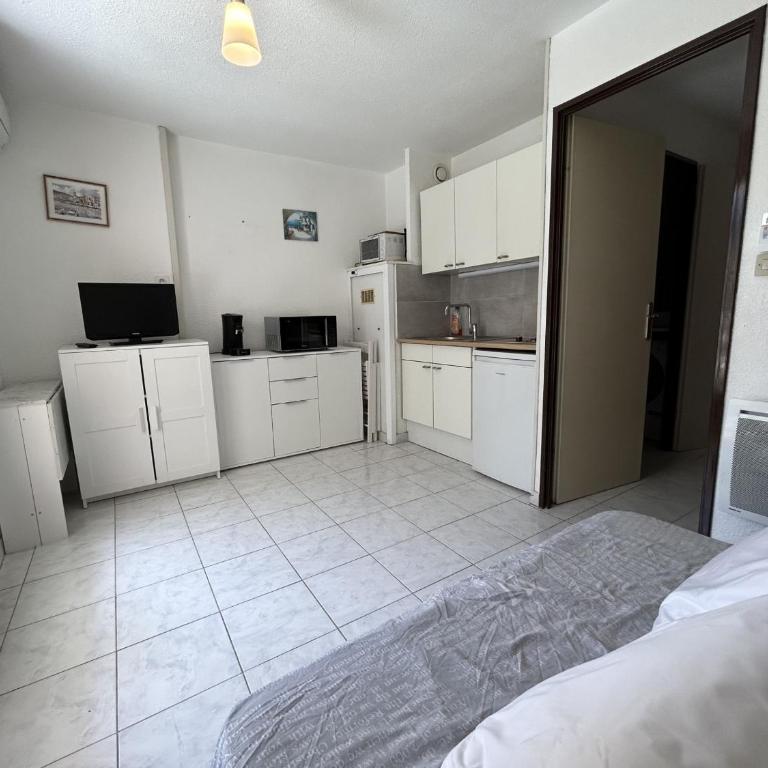 Studio cabine à Sète avec piscine, terrasse, parking privé, à 1km de la plage - FR-1-338-504 - Apartment - 18
