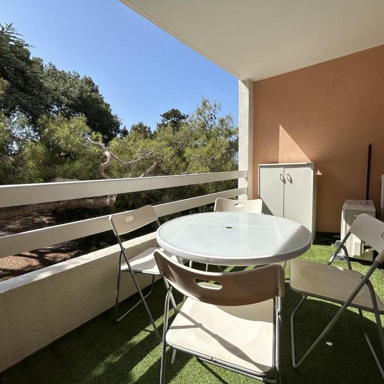 Studio cabine à Sète avec piscine, terrasse, parking privé, à 1km de la plage - FR-1-338-504 - Apartment - 20