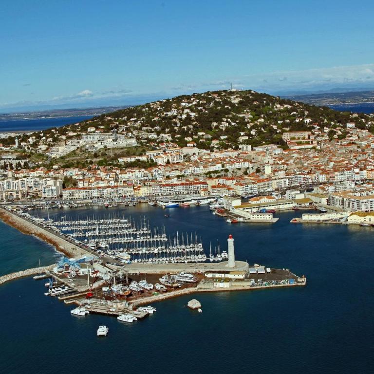 Studio cabine à Sète avec piscine, terrasse, parking privé, à 1km de la plage - FR-1-338-504 - Apartment - 22