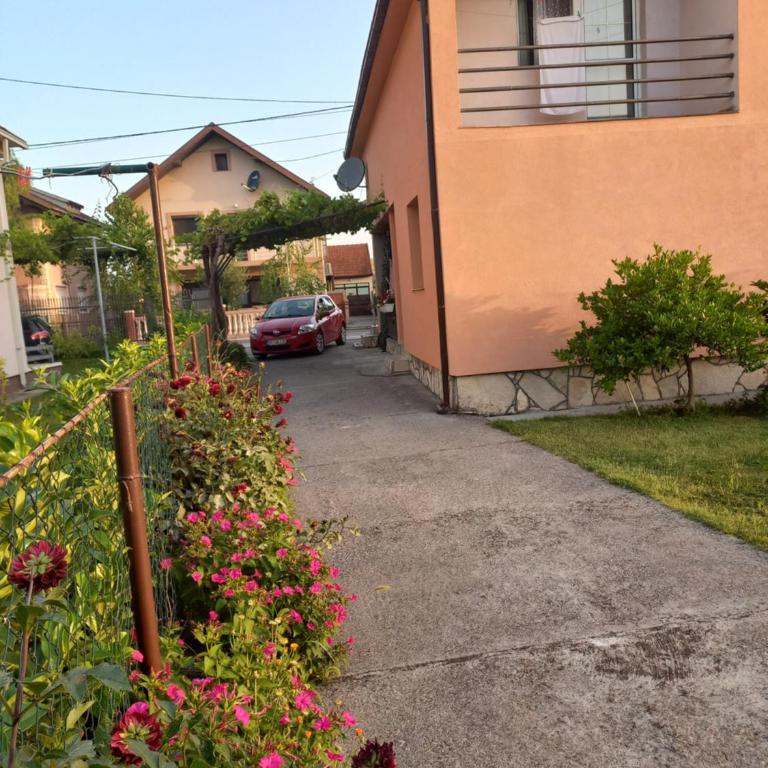 Hostel Dragana - Standardna Dvokrevetna Soba sa Bračnim Krevetom i Zajedničkim Kupatilom - 3
