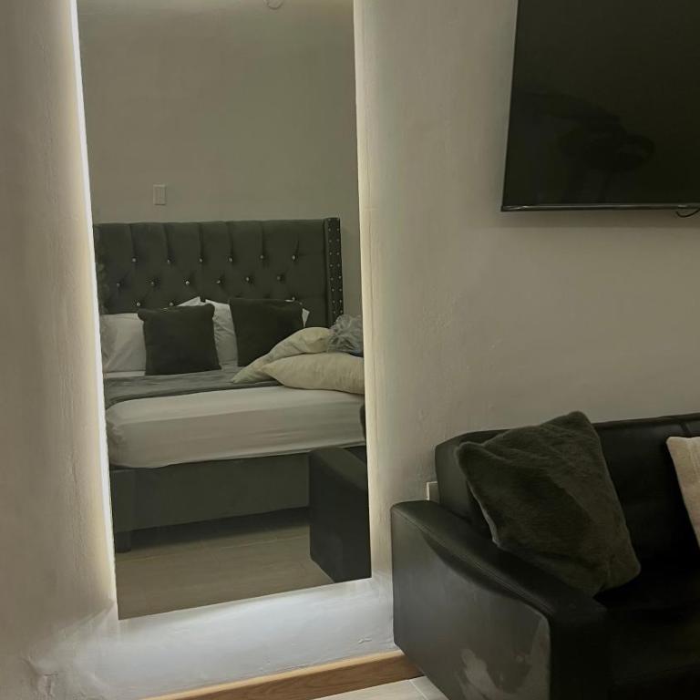 Luxury Suite Room - Basic Triple Room - 12