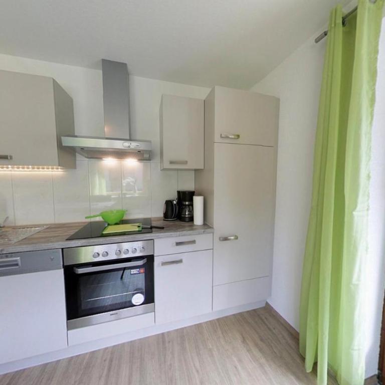 Gästehaus Neuhauser - Apartment mit 3 Schlafzimmern und Dusche - 11