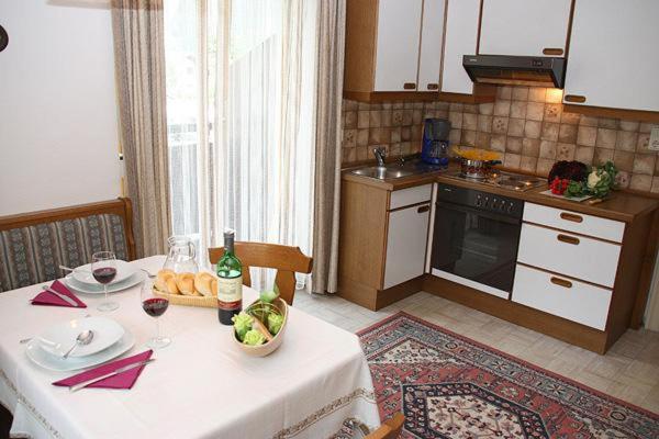 Gästehaus Neuhauser - Apartment mit 1 Schlafzimmer und Dusche - 9