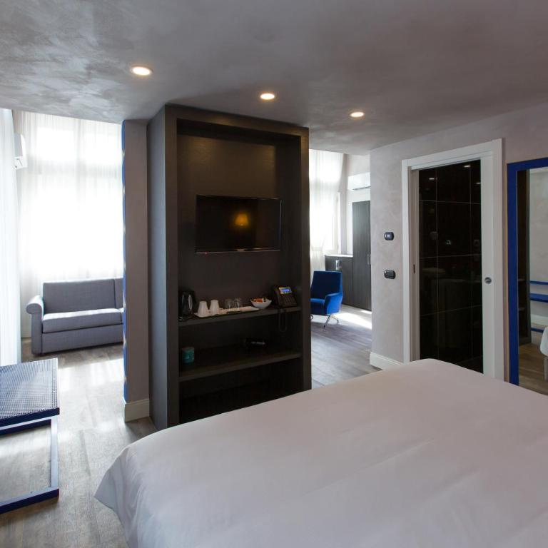Hotel Al Campanile - Luxury Suites & Apartments - Camera Familiare con Vista Lago - 16